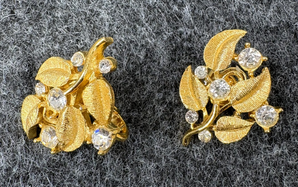 Vintage Crown Trifari Gold Tone Textured Leaf Rhinestone Clip-On Earrings Signed